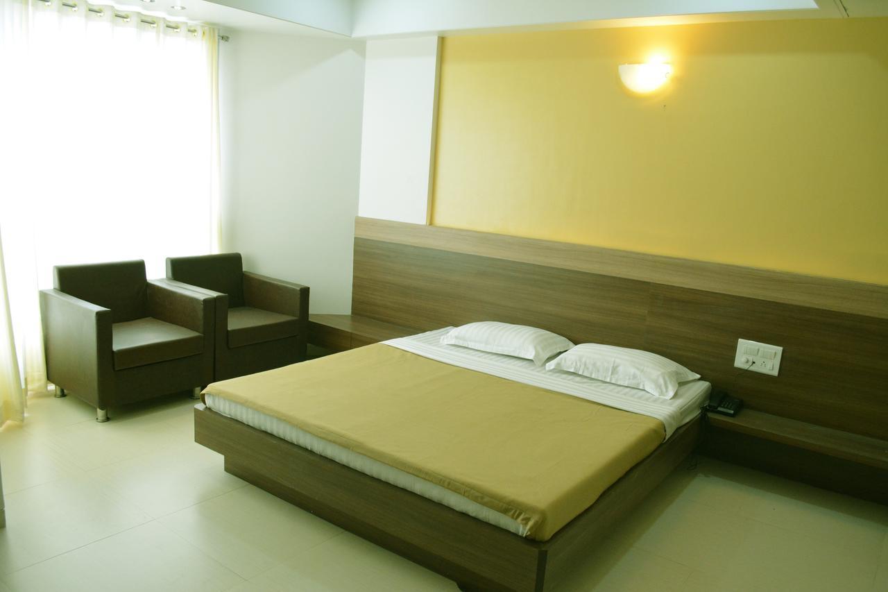 Oyo 10672 Hotel Riviera Nashik Exterior foto