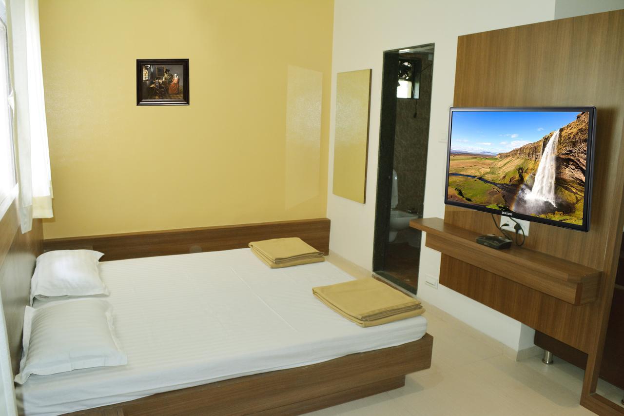 Oyo 10672 Hotel Riviera Nashik Exterior foto
