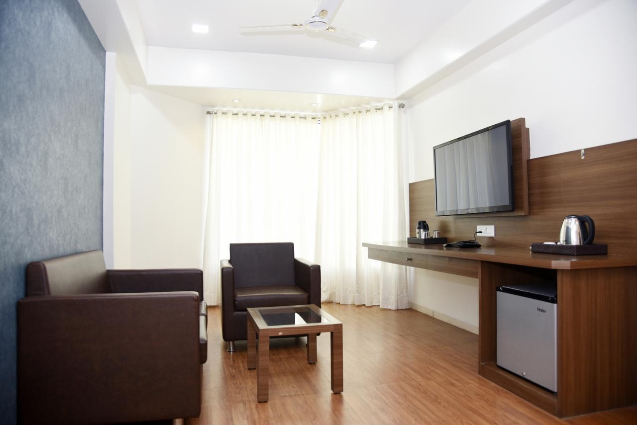 Oyo 10672 Hotel Riviera Nashik Exterior foto