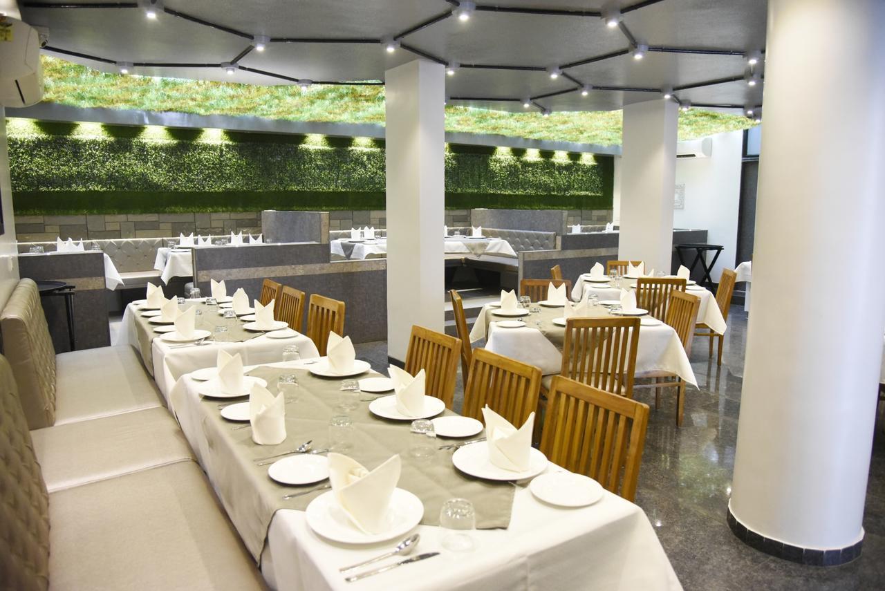 Oyo 10672 Hotel Riviera Nashik Exterior foto
