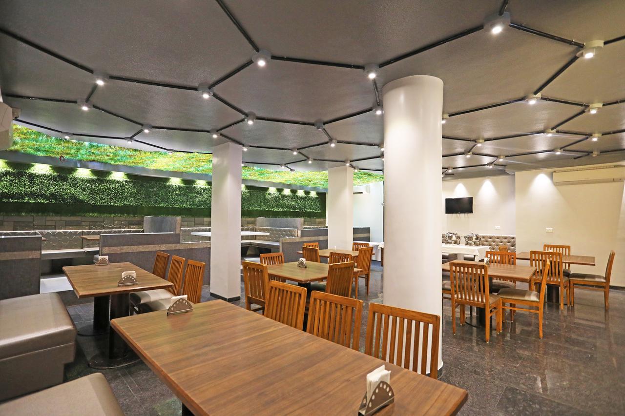 Oyo 10672 Hotel Riviera Nashik Exterior foto